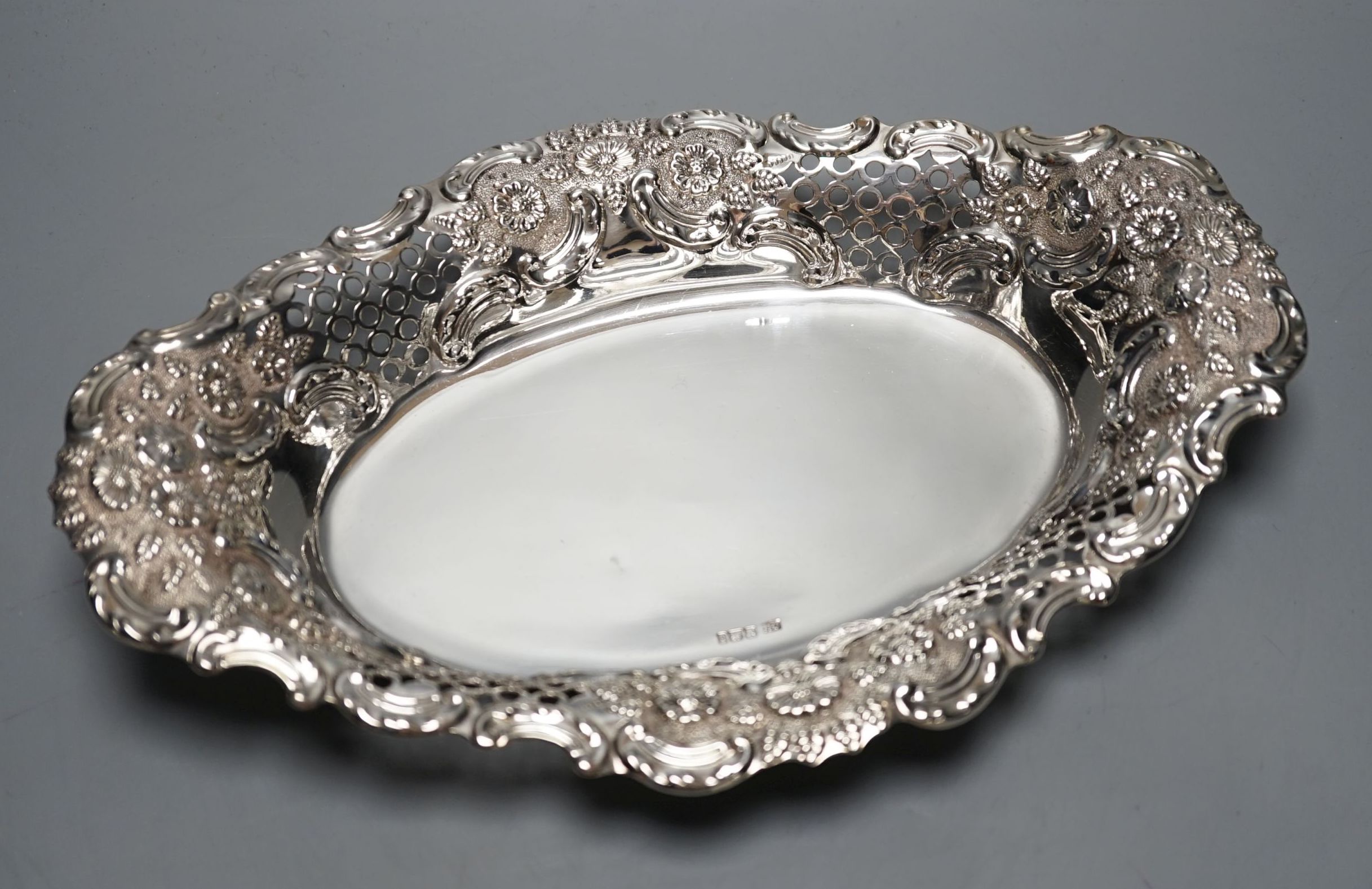 A late Victorian pieced an embossed silver oval fruit bowl, George Howson, Sheffield, 1900, 31.3 cm, 13oz.